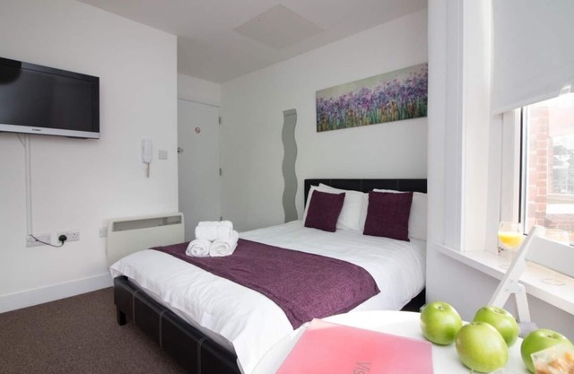 Apartment close to Airport & transport links (3FF)