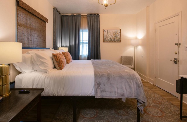 Apartment close to downtown with parking included.