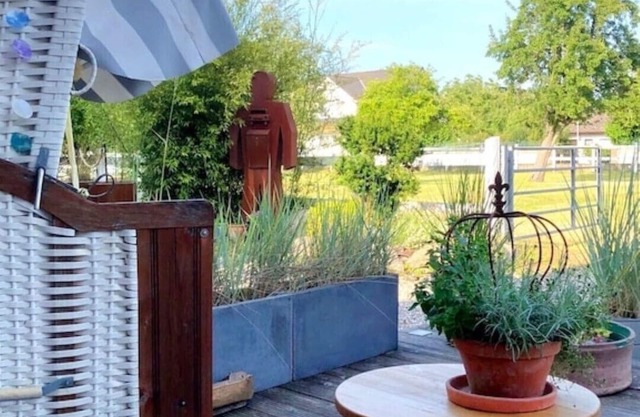 Apartment close to the beach on two levels, 2 bedrooms, en suite bathrooms, terrace, small garden