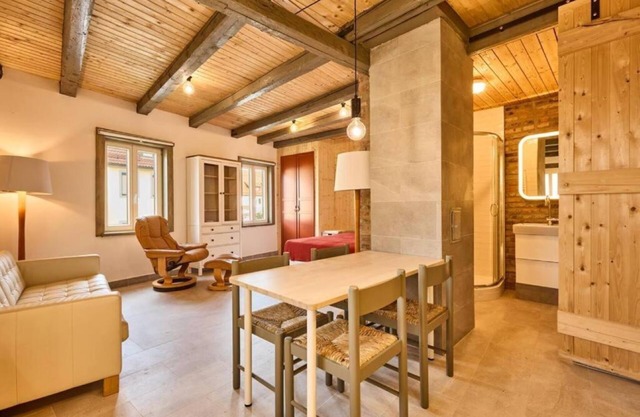 Apartment 'Rote Wohnung - Goldenes-Häusle' with Wi-Fi
