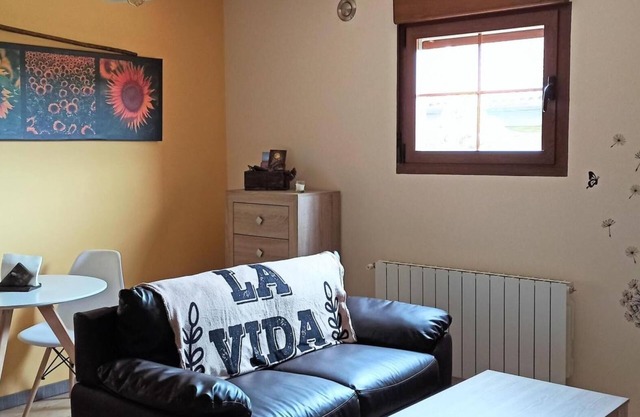 Apartment 'El Guardaviñas Periquita' with Mountain View, Shared Terrace and Wi-Fi