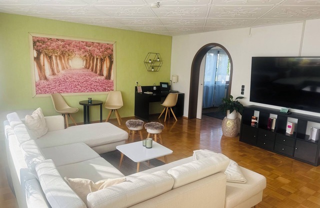 "Apartment Emperor Street" ground floor 120sqm with pool, sauna, 3 sep. Bedroom