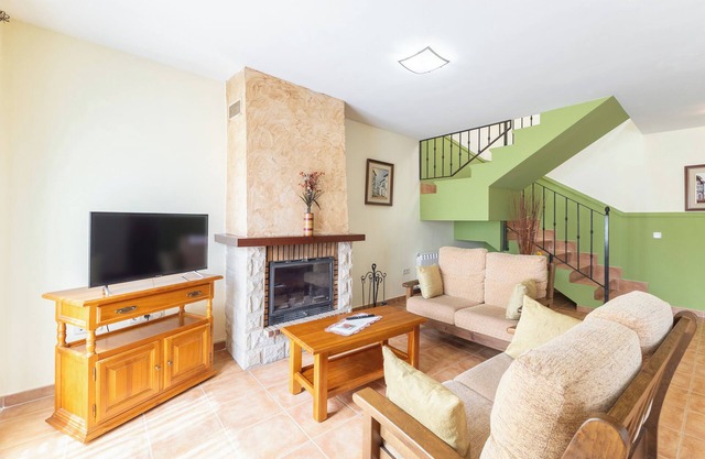 Apartment 'La Casa De Dafne Almendro' with Mountain View, Shared Terrace and Shared Garden