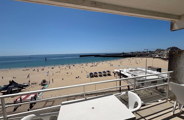 Apartment facing the large beach