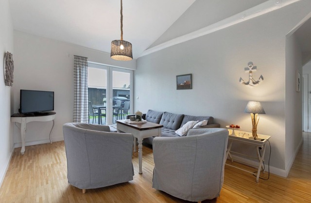 Apartment 'Ferienwohnung Marschblick' with Private Terrace, Shared Garden and Wi-Fi