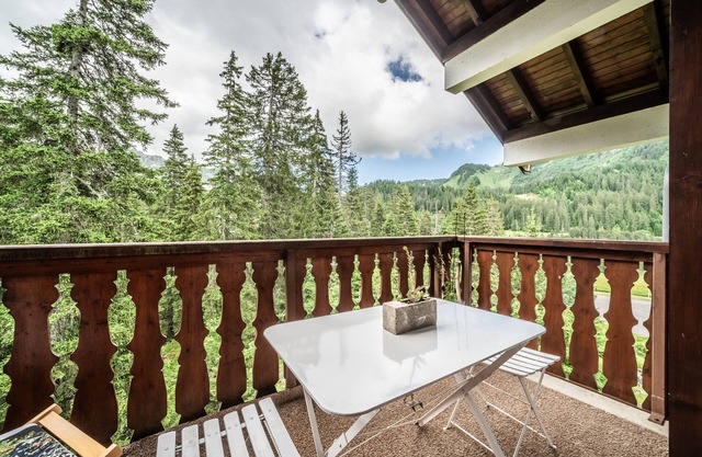 Apartment 'Fleury' with Mountain View and Balcony