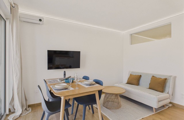 Apartment for 2 with balcony by the sea