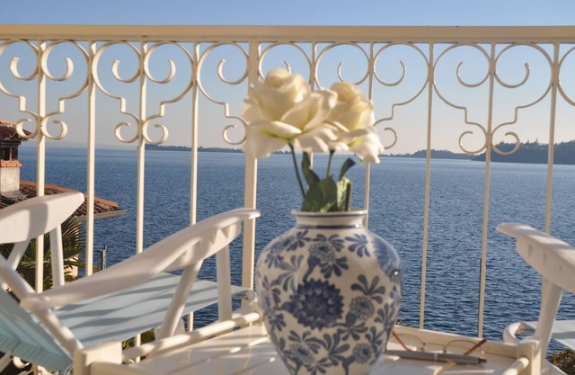 Apartment for 3 pax with large balcony Frontelago in Gardone Riviera, AC, WIFI