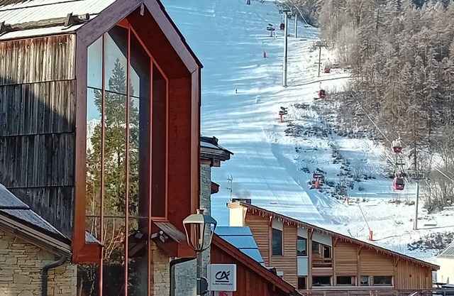 Apartment for 6-8 people, 65 m². South-facing terrace. In the heart of the village at the foot of the slopes.