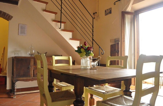 Apartment for 6 with 3 rooms near San Gimignano and Volterra.