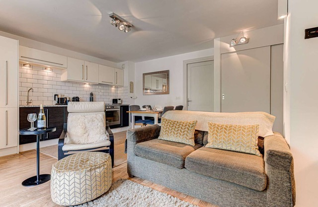 Apartment Cosmiques - Alpes Travel - Central Chamonix (sleeps 4)