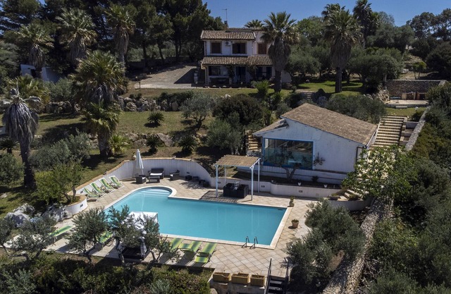 Apartment "Il Carrubo" with Sea View, Shared Pool, Wi-Fi, A/C & Terrace