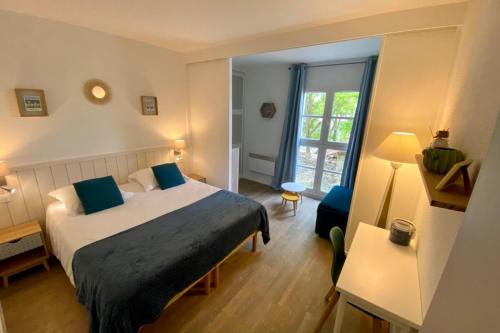 Apartment in 4 residence with heated swimming pool parking