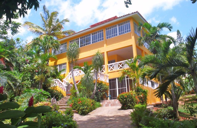Apartment in a beautiful tropical garden, 2 minutes walk to the beach.