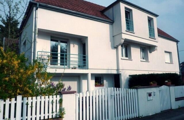Apartment in a house with small garden neighborhood near the old town