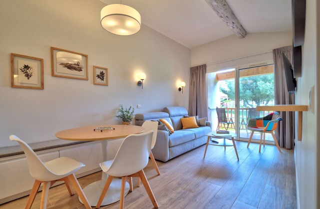 Apartment in a private estate south of the Luberon