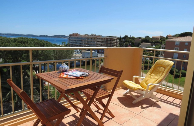 Apartment in downtown Sainte-Maxime in residence with pool