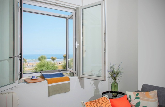 Apartment in front of the Zurriola beach with sea views,