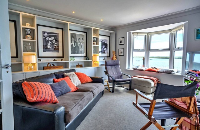 Apartment in Burnham with River Views