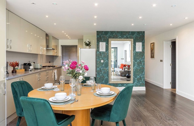 Apartment in Guildford with Parking