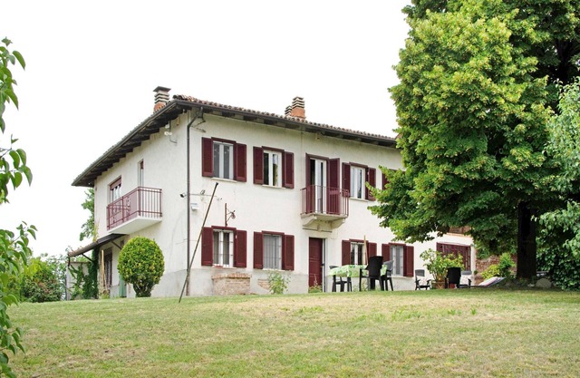Apartment in Casale with Panoramic Vineyard Views