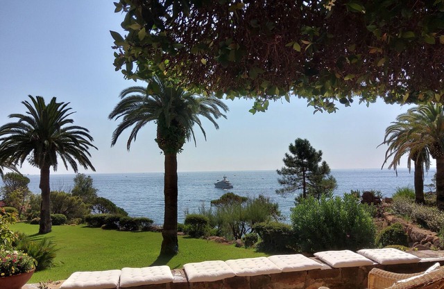 APARTMENT IN RESIDENTIAL COMPLEX WITH DIRECT ACCESS TO THE SEA