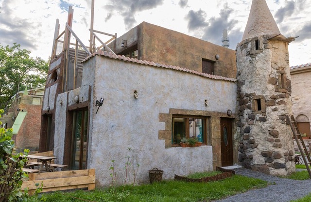 Apartment in the house of the astrologer lower left