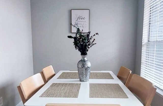Apartment in the suburbs, near the Moll and stores (pet friendly).