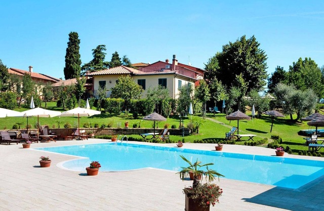 Apartment in Vinci with Pool & Wellness
