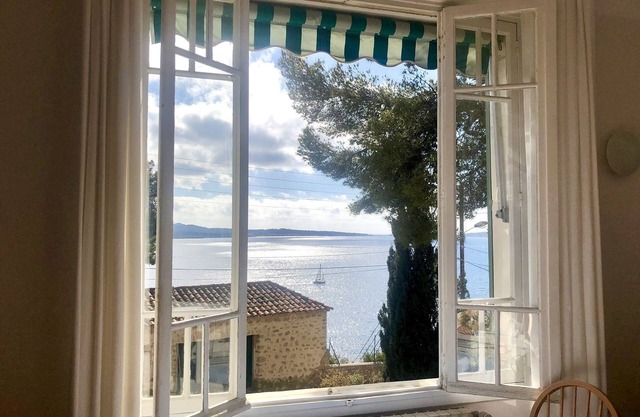 Apartment in villa with a spectacular view of the bay of sanary