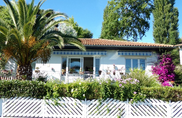 Apartment in villa in residential and quiet area, near the beach, center city and shops.,