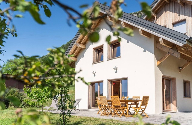 Apartment 'La Grange Aux Ecureuils 4 Pers' with Mountain View, Private Terrace and Private Garden