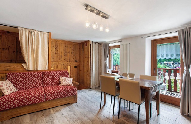 Apartment 'Les Cles - Achillea' with Mountain View and Balcony