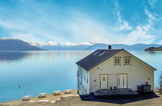 Apartment located on the shore of Hardangerfjord with fantastic fjord view of Folgefonna glacier.