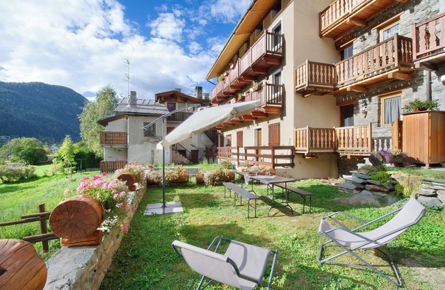 Apartment "Lodge de la Fontaine" with Mountain View, Private Garden & 3 Balconies