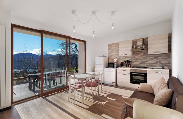 Apartment 'Luna' with Lake View, Shared Pool and Wi-Fi