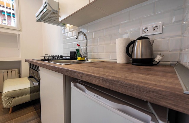 Apartment Madrid Centro, 5 minutes walk from the metro, full bath, wash/dryer.