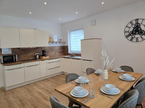 Apartment mit voll ausgestatetter Küche, Badewanne, Balkon, Parkplatz vor dem Haus, ruhig gelegen, ADA5