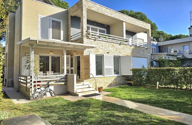 Apartment near Elements Beach with Pool