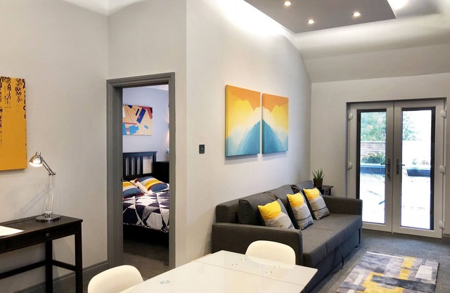 Apartment No. 2 WRS Beaconsfield New Town Central Easy walk to NFTS & Station