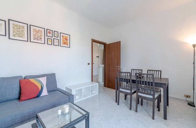 Apartment of about 70 square meters, able to accommodate up to 5 people, located on the fifth floor of a building with a lift (NOT suitable for disabled people - steps to access it).The property is located in the Lingotto district, full of all services a