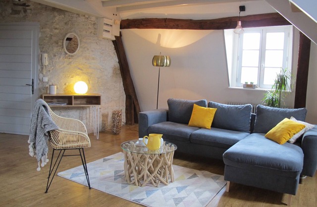 Apartment of calm character ideally placed. Ideal for lovers.