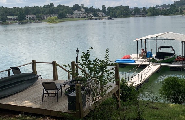 Apartment on Lake Front property- deep water pontoon/boat slip and swimming dock