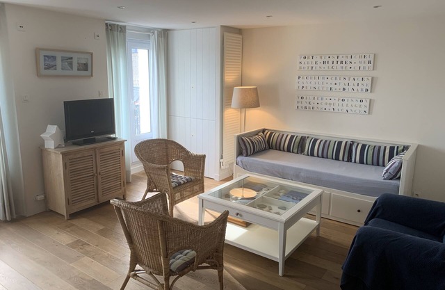 Apartment on the harbor facing the sea. Large living area,