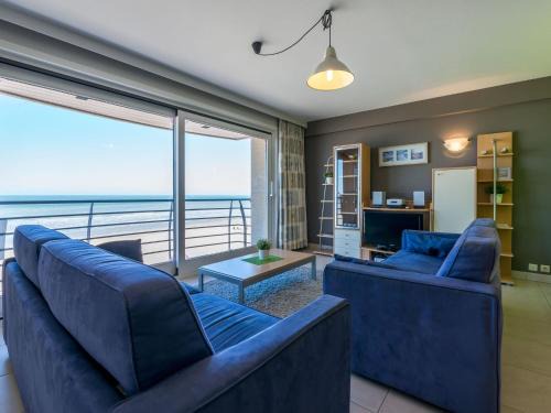 Apartment on Zeedijk with Stunning Sea View