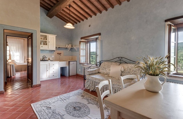 Apartment overlooking the Sienese hills, swimming pool and free wi-fi