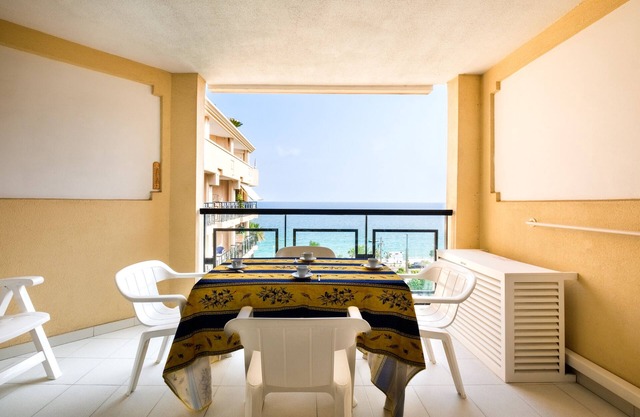 Apartment "Palme d'Or" with Sea View, Shared Pool & Wi-Fi