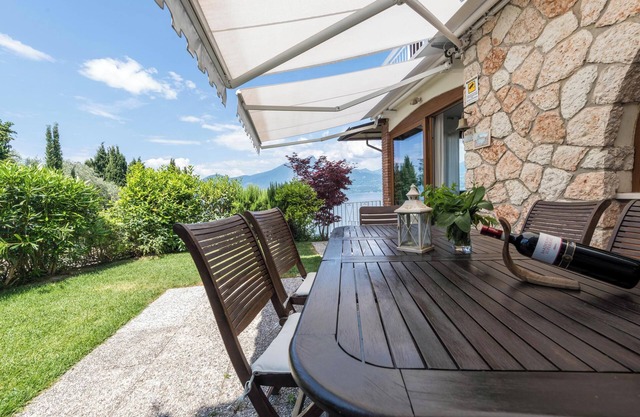 Apartment "Residence La Mignon Oleandri" with Lake View, Mountain View & Garden