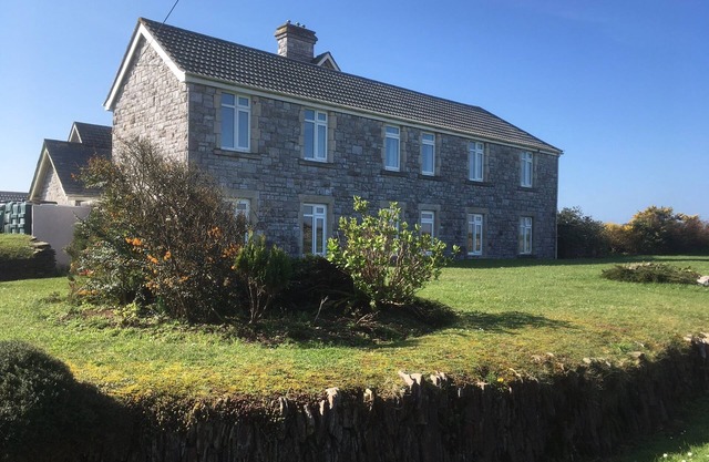 Apartment set in stunning grounds with coastal views & access to coastal paths