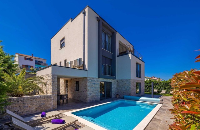 Apartment SIORA with heated pool